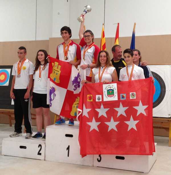 Bea y Pablo en lo alto del podio