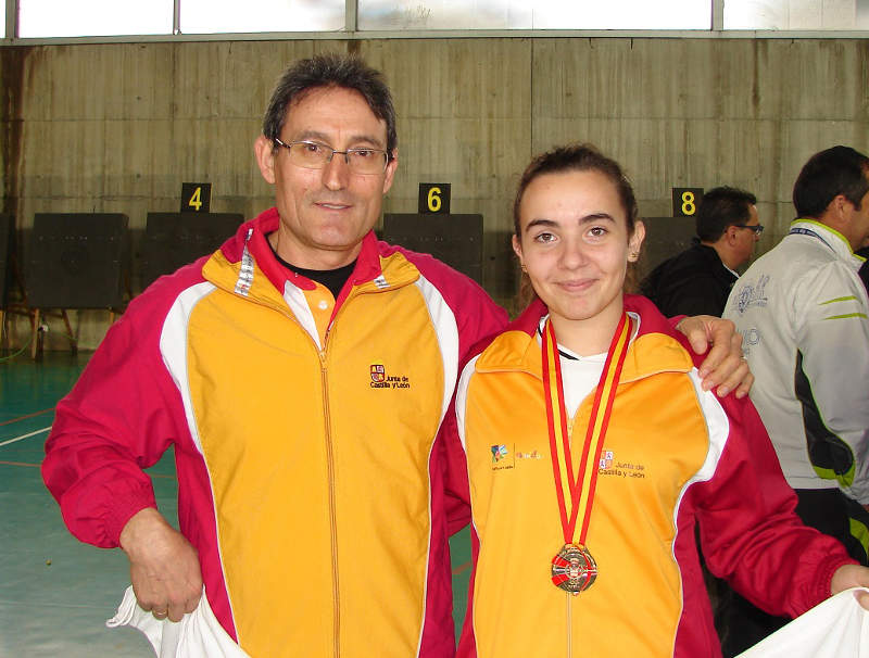 Natalia Pardal, Campeona de España Cadete en arco compuesto Natalia con su entrenador