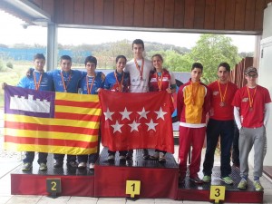 Álvaro en el podio con el bronce, primero por la izquierda