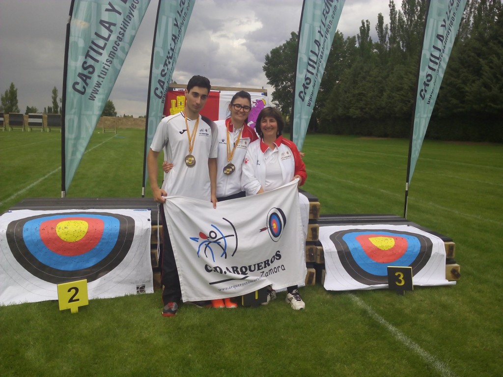 los medallistas con sus trofeos