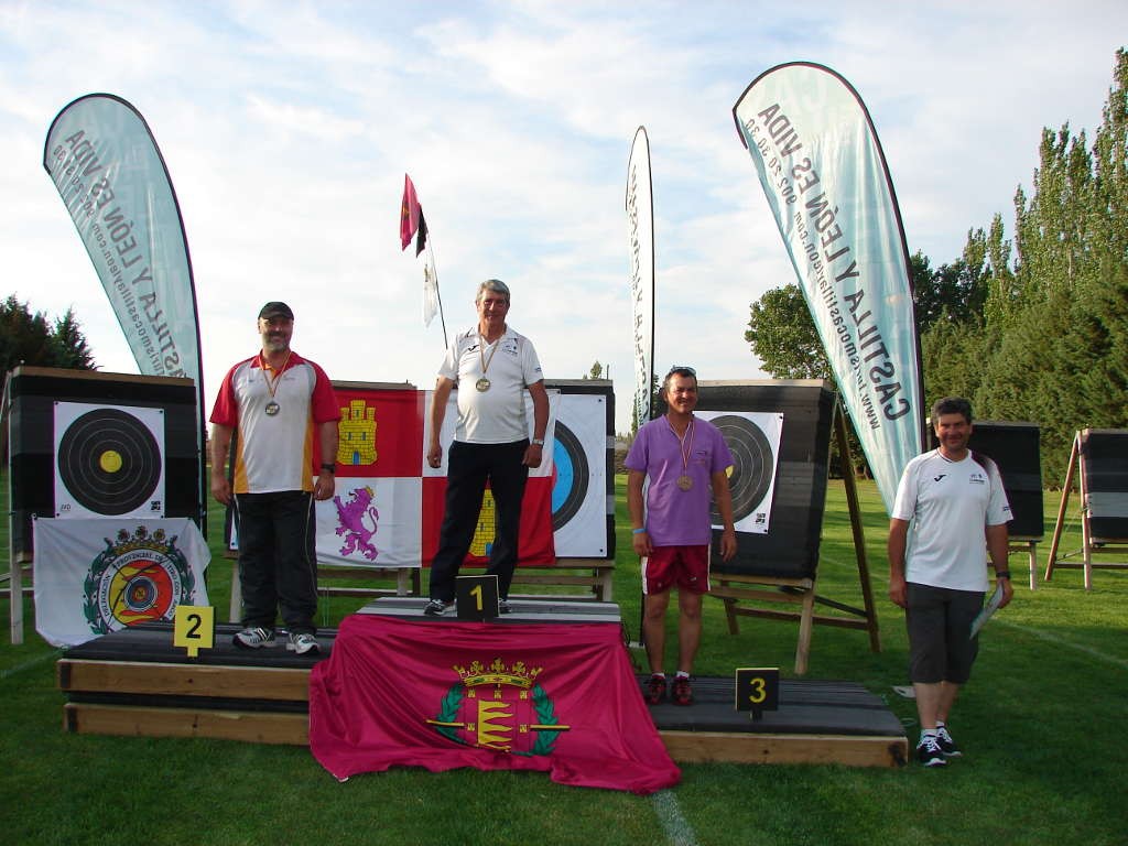 José Manuel Quintano en lo alto del podio y Artime con su diploma